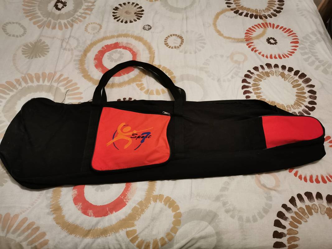 lot comprenant : un sabre (complet), un masque et un sac de transport