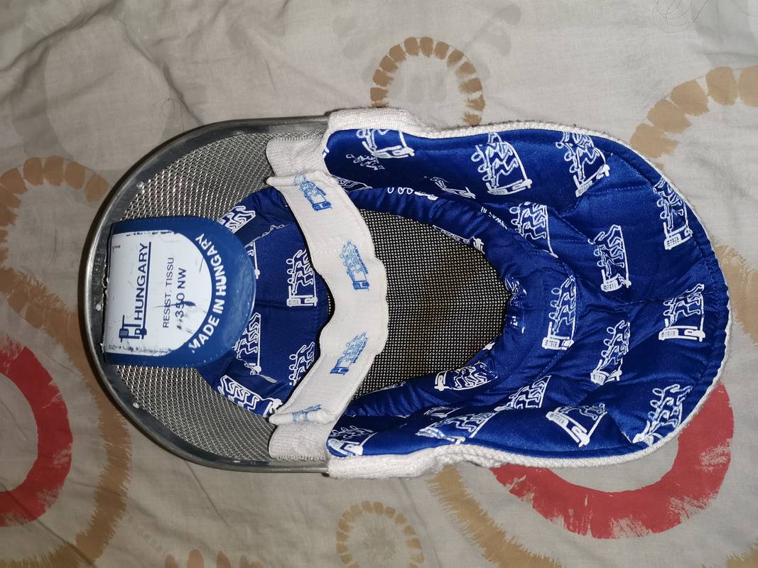 lot comprenant : un sabre (complet), un masque et un sac de transport