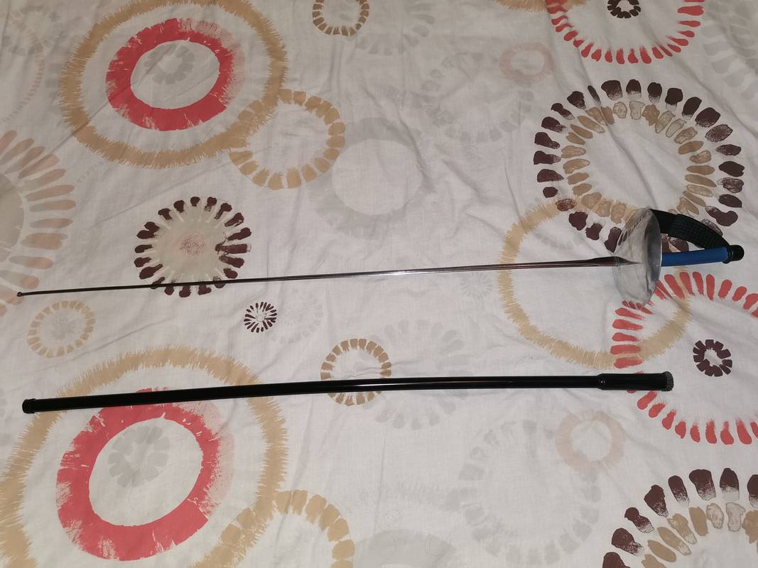 lot comprenant : un sabre (complet), un masque et un sac de transport