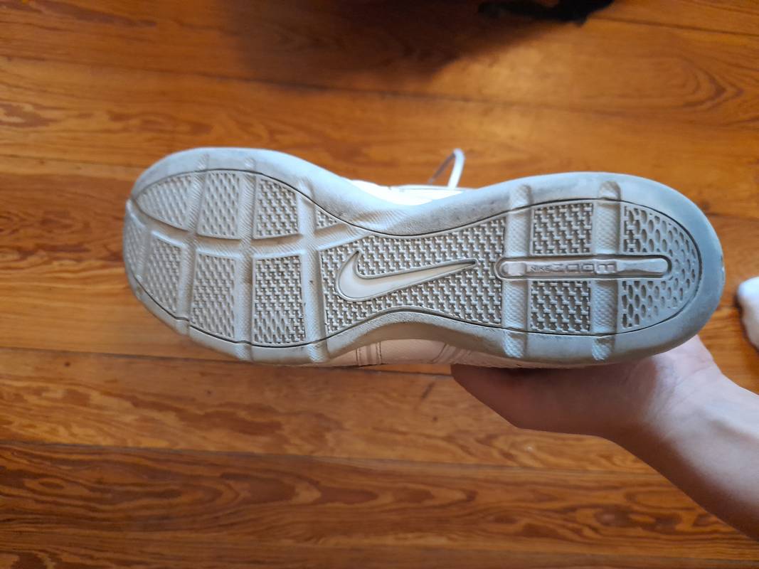 Chaussures Nike Air Zoom dorées 